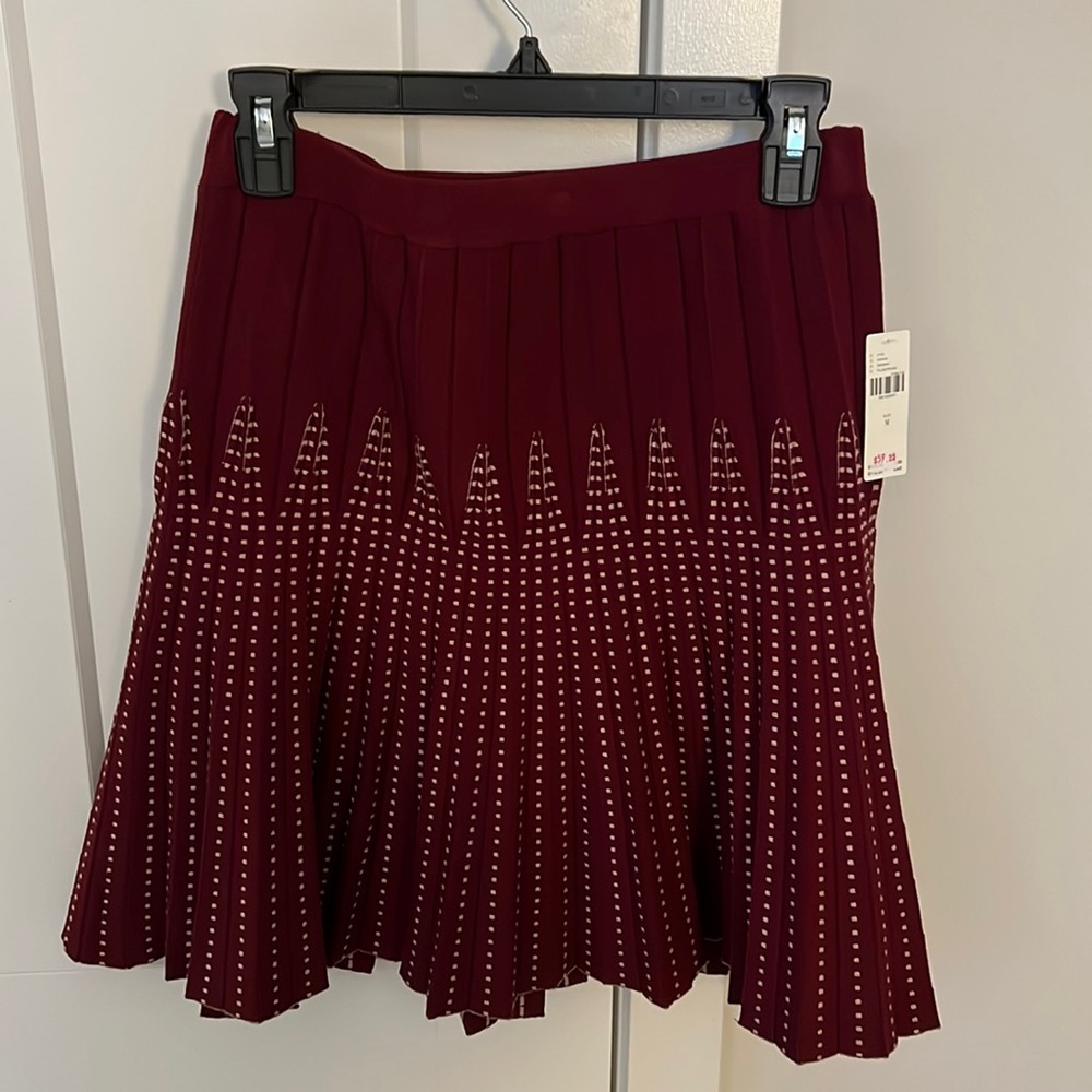 NWT Anthropologie stretchy pull on maroon & white trumpet miniskirt. So cute!!
